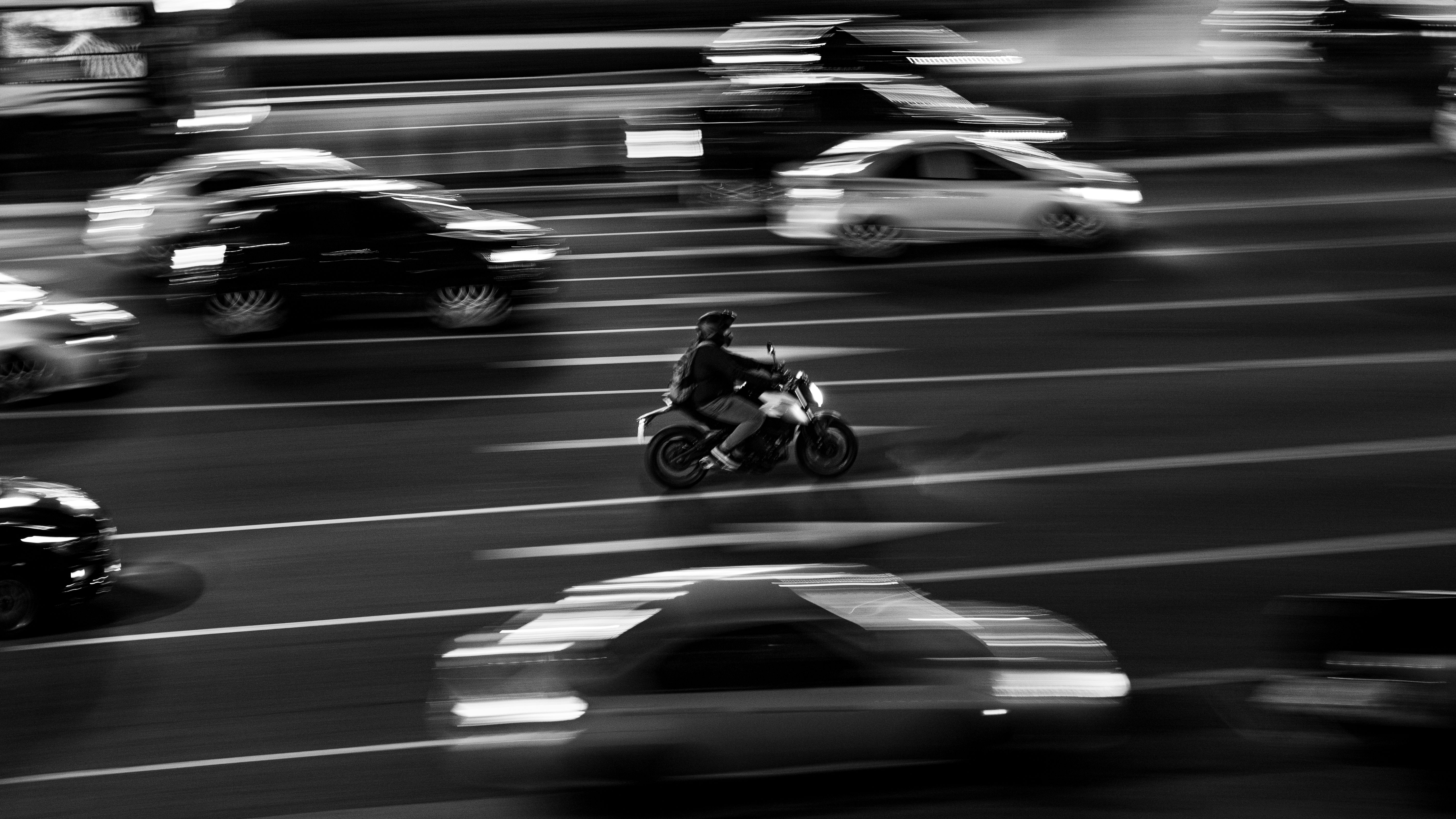 Motorista organizando documentos para comprovação de renda