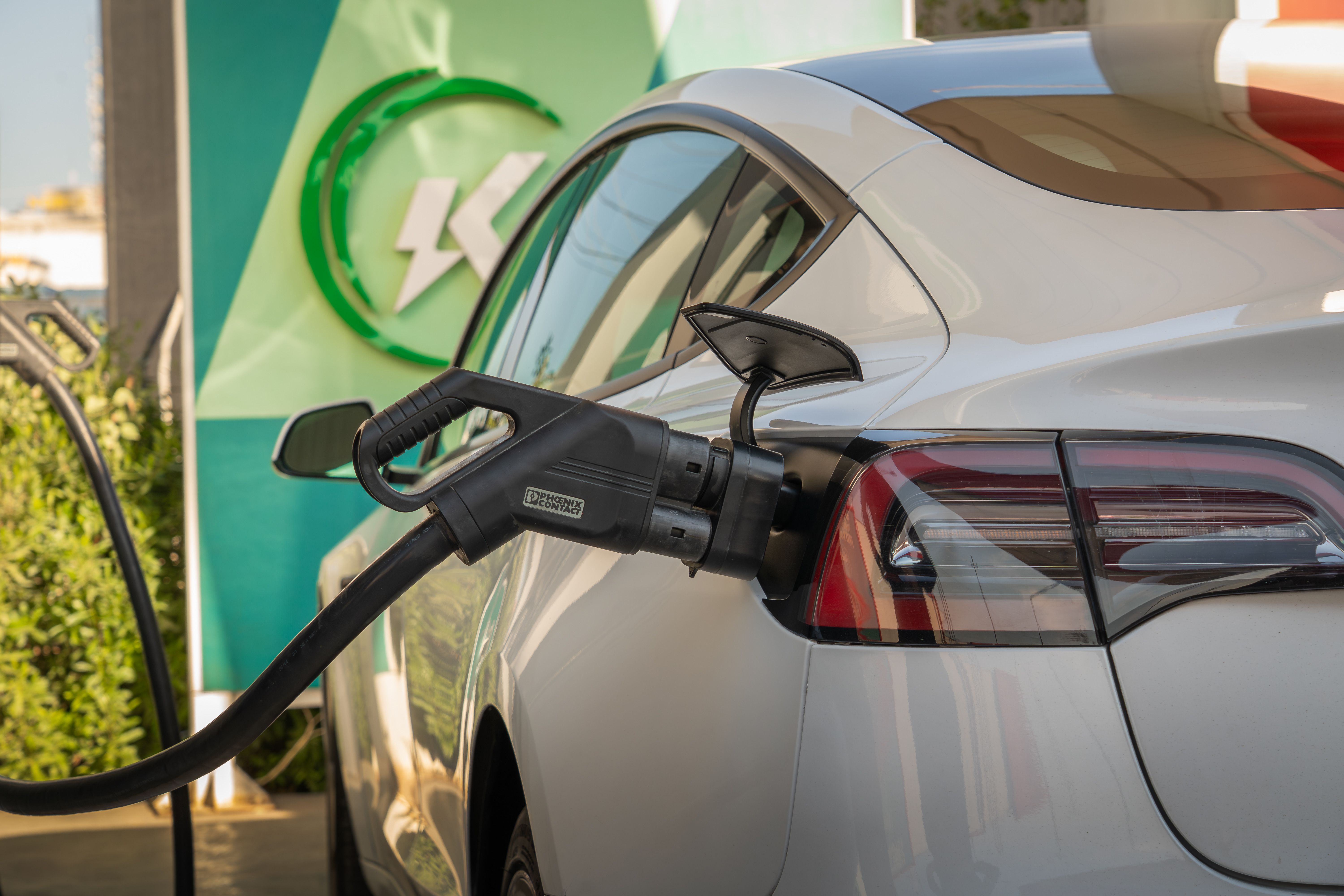 Motorista de aplicativo avaliando custo operacional de carro elétrico