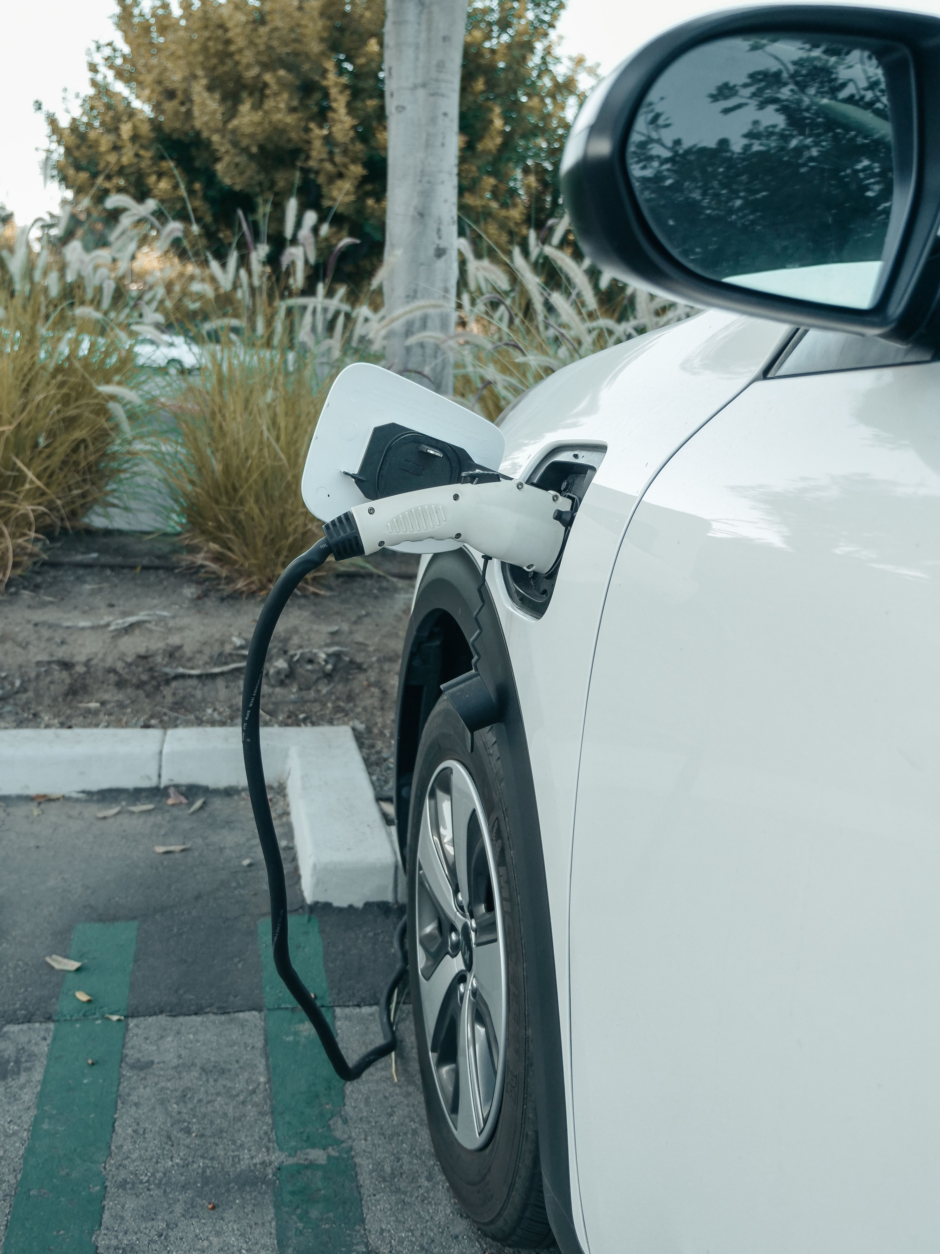 Motorista de aplicativo comparando carro elétrico e combustão