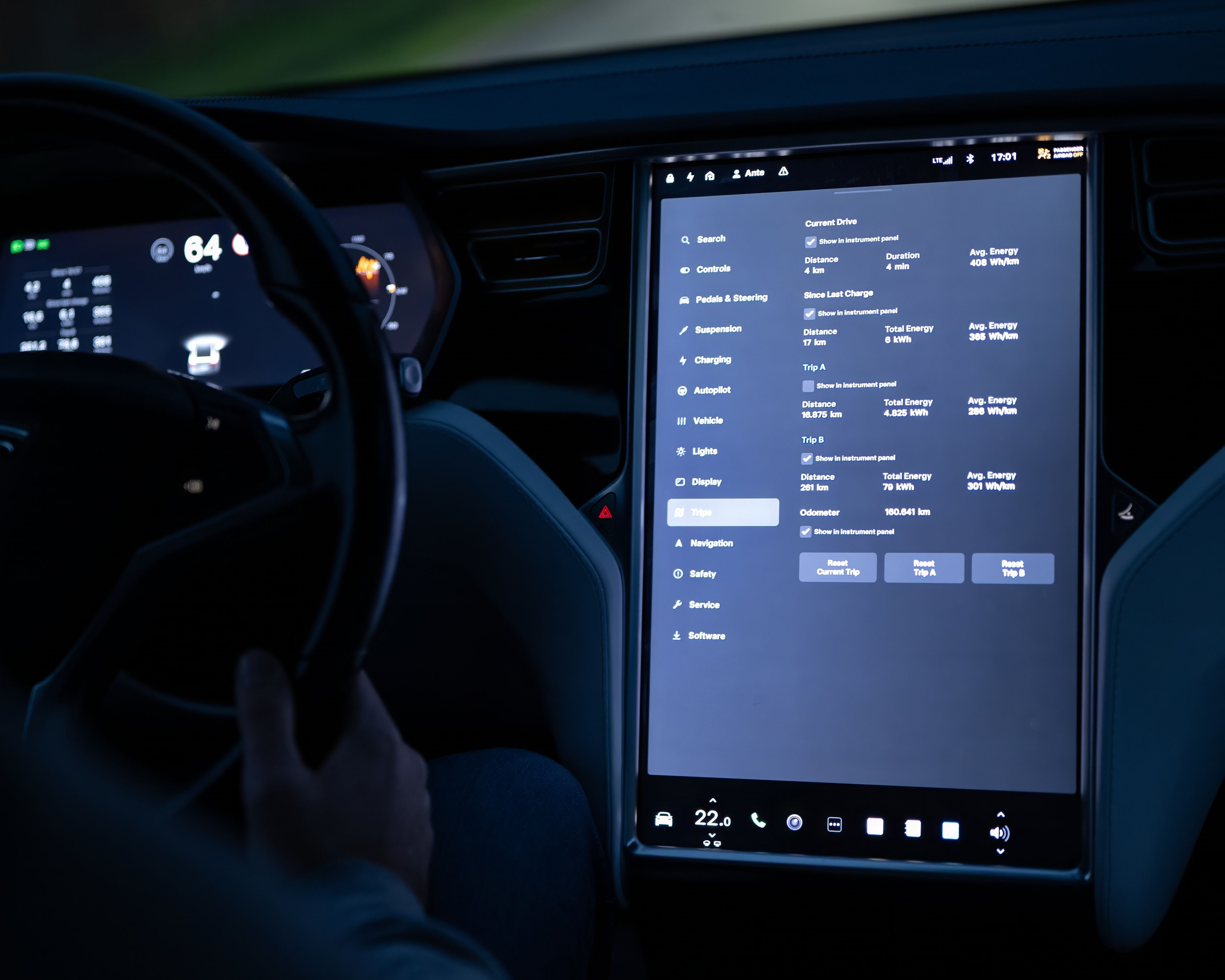 Motorista de app calculando payback do carro elétrico