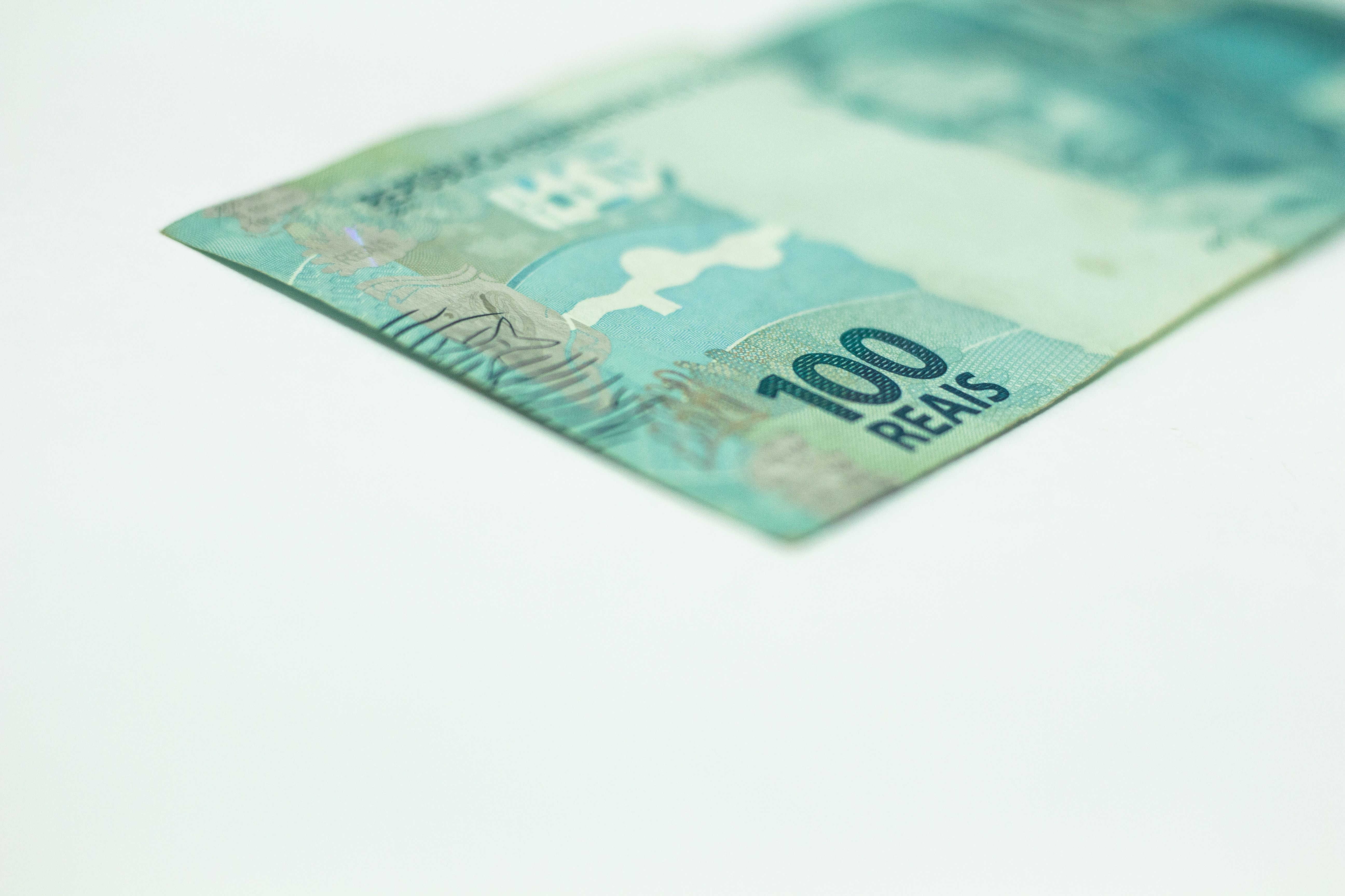 Nota de R$100 — o que importa é quanto sobra de lucro líquido, não a parcela isolada