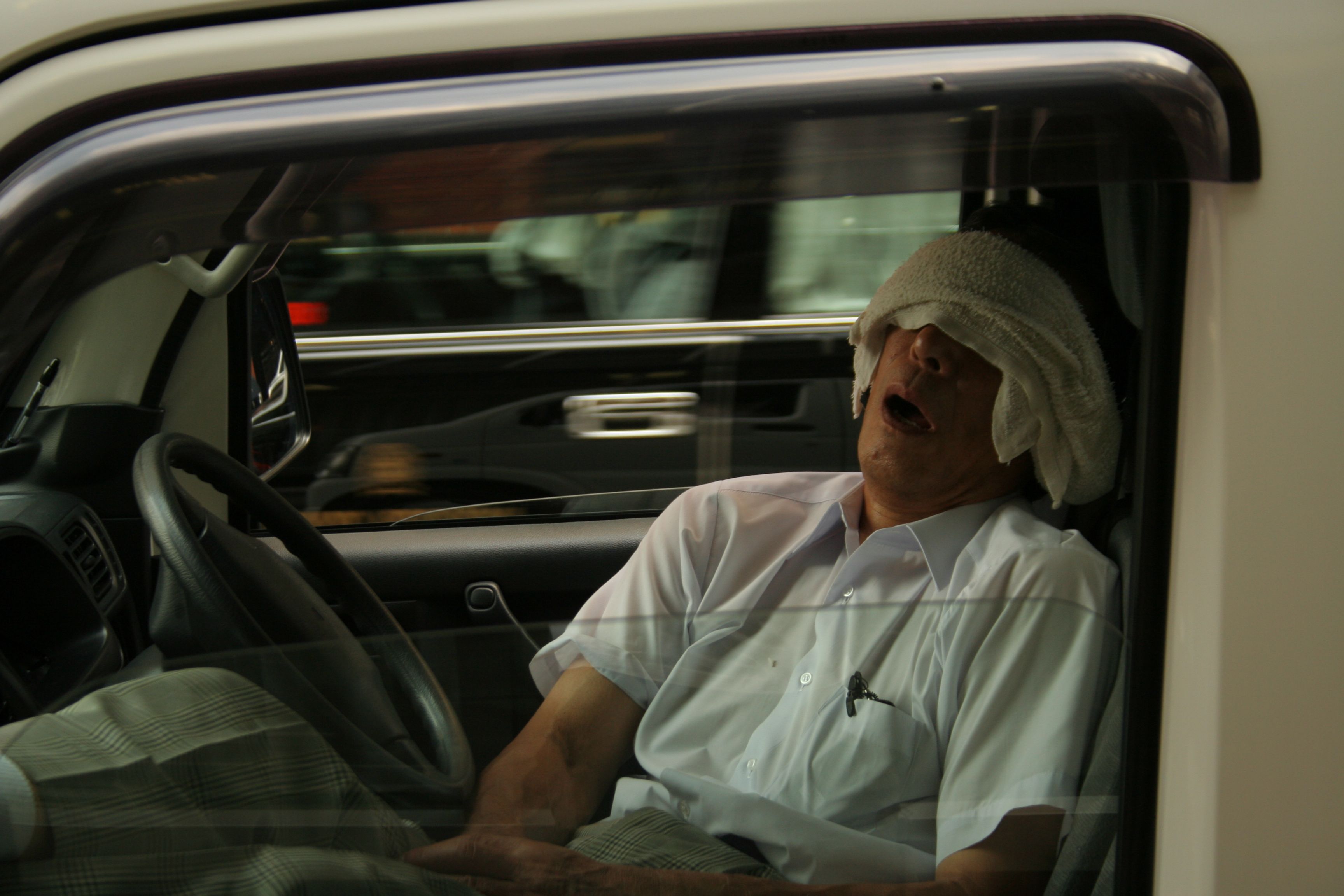 Motorista parando o carro para descansar antes de continuar o turno