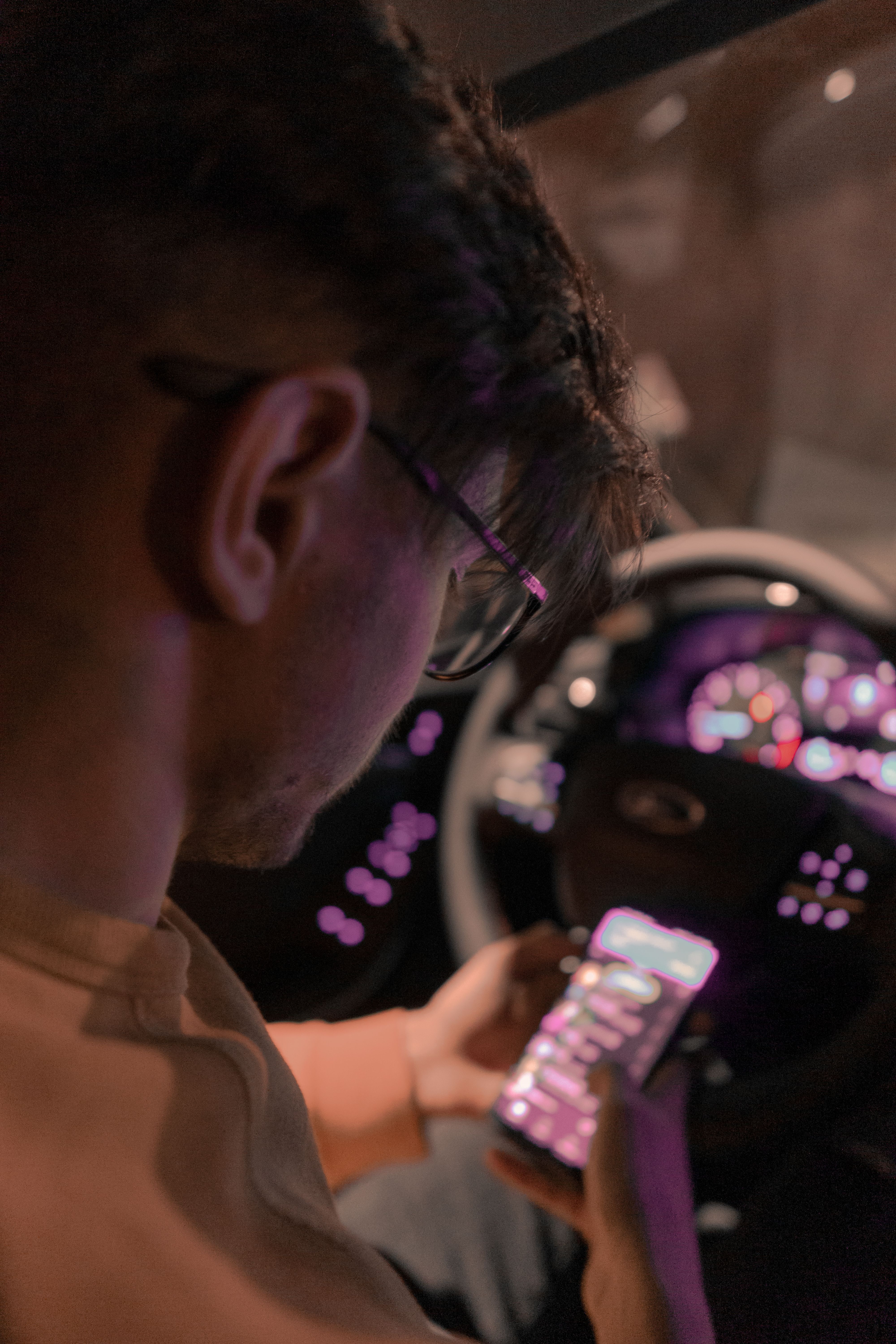 Motorista de aplicativo verificando o app da plataforma durante corrida noturna