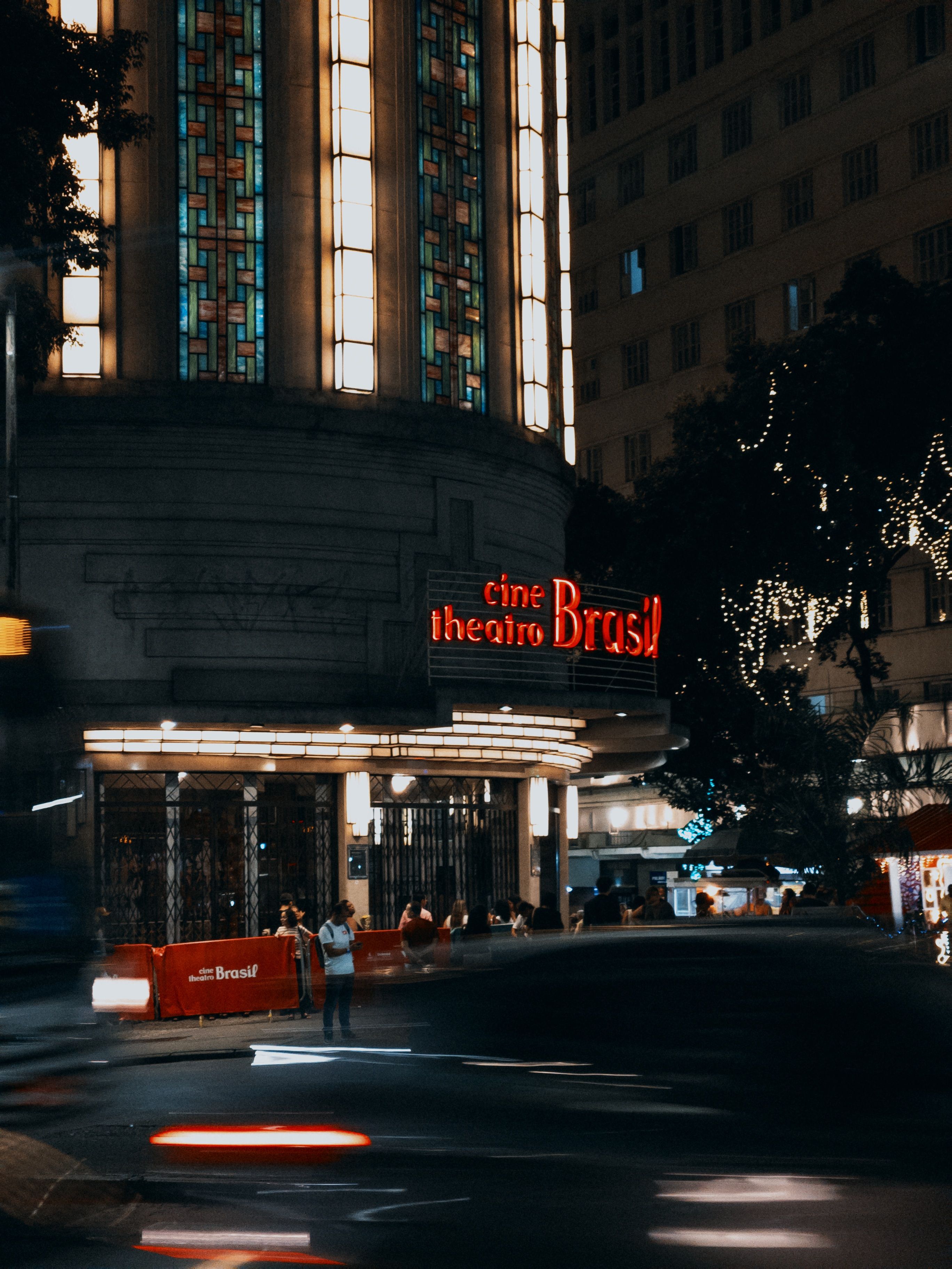Local comercial movimentado e iluminado à noite — referência de local seguro para desembarque de passageiro